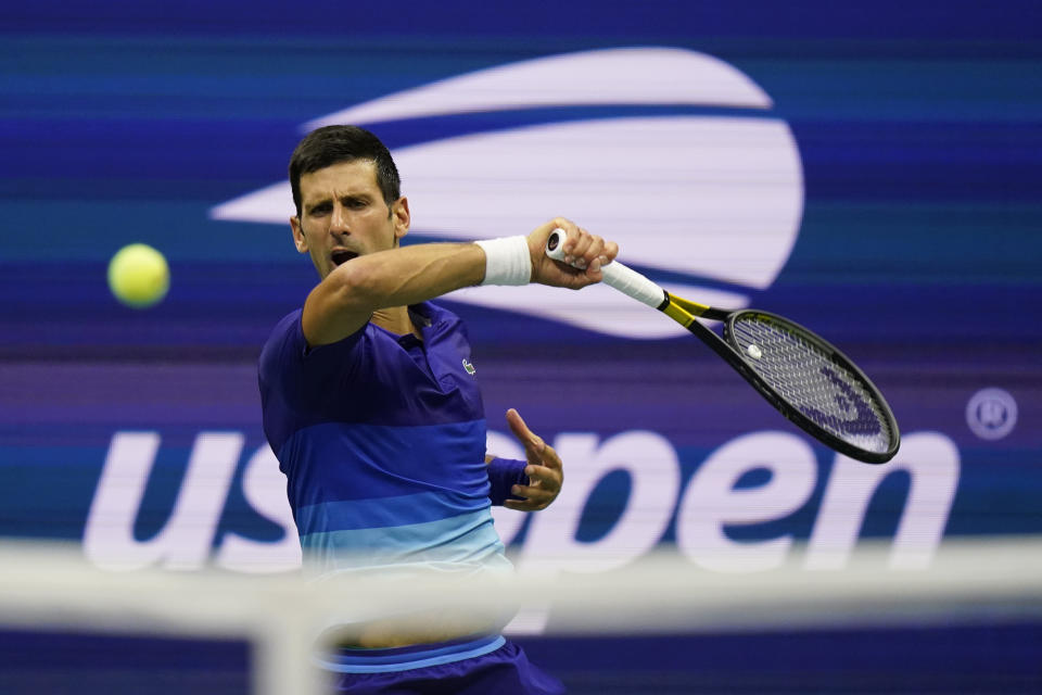 El serbio Novak Djokovic hace una devolución en la primera ronda del US Open, el martes 31 de agosto de 2021, en Nueva York (AP Foto/Frank Franklin II)