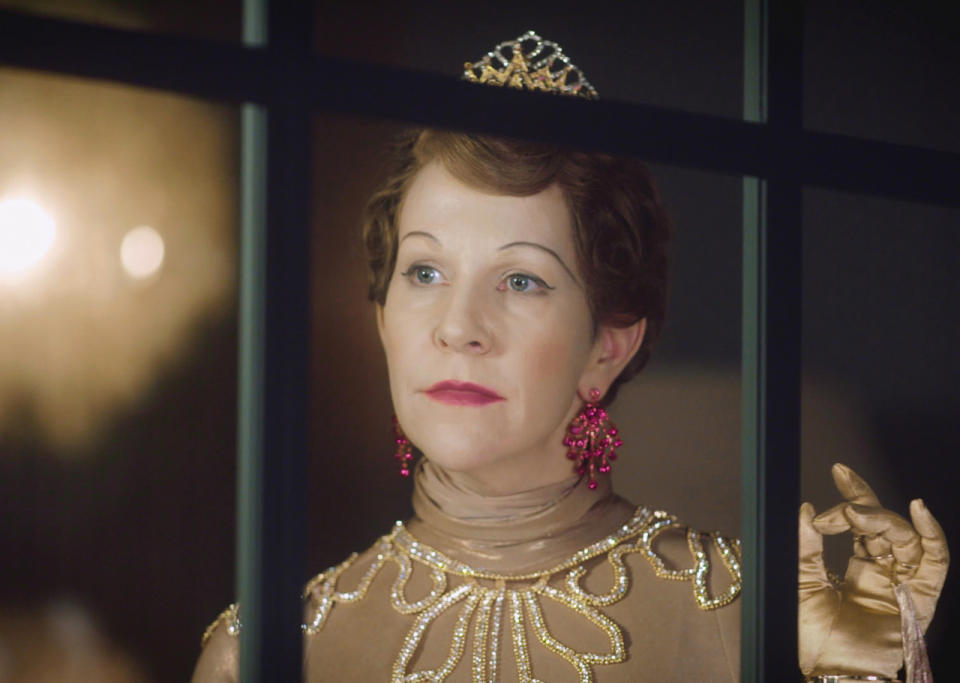 <p>2016 ist definitiv des Jahr der Florence Foster Jenkins. Fast zeitgleich zu Stephen Frears Biopic erscheint auch eine Spielfilm-Doku über die Ausnahme-Operndiva in den deutschen Kinos. In “Die Florence Foster Jenkins Story” mischt Regisseur Ralf Pleger Archivmaterial und Interviewpassagen mit nachgestellten Szenen, um dem Phänomen auf den Grund zu gehen. Er findet einen edlen Wesenszug der Sängerin. Jenkins, die angeblich selbst nicht erkannte, wie schlecht sie singt, ging es nur darum, ‘andere glücklich zu machen’ (Zitat aus dem Film). Die Titelrolle in dem hochgelobten Dokudrama spielt die gefeierte Mezzosopranistin Joyce DiDonato</p><p>(Bild: Salzgeber & Co. Medien)</p>