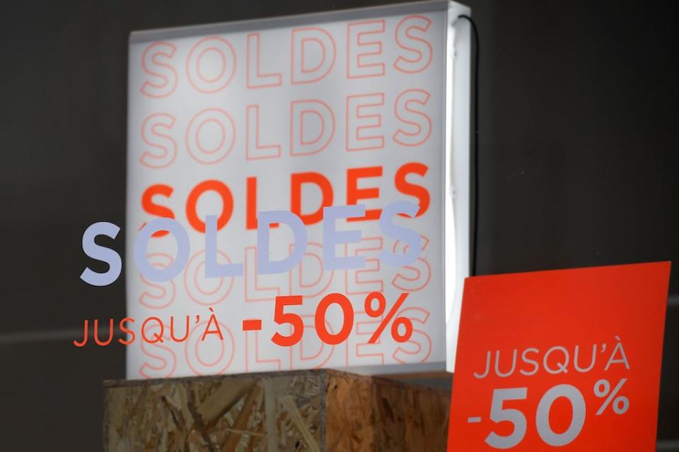 Les soldes d'été 2022 débutent le 22 juin mais les ventes privées ont déjà commencé. (Photo : FRED TANNEAU/AFP via Getty Images)