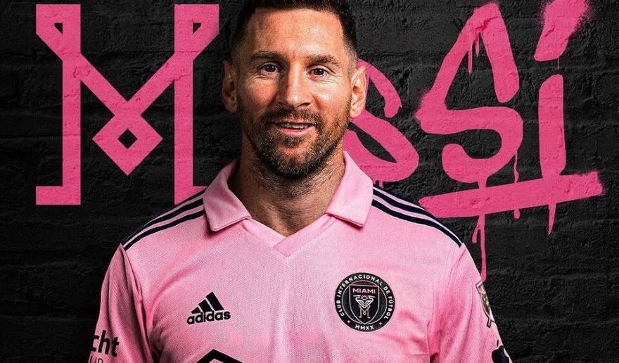 La camiseta de Messi cuesta más del doble que la de Cavani en pesos argentinos.
