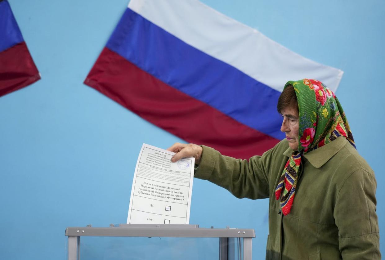 A woman votes in the controversial referendum in Donetsk, Ukraine on Sept. 27, 2022. <a href="https://media.gettyimages.com/photos/people-cast-their-votes-in-controversial-referendums-in-donetsk-on-picture-id1243546788" rel="nofollow noopener" target="_blank" data-ylk="slk:Stringer/Anadolu Agency via Getty Images;elm:context_link;itc:0;sec:content-canvas" class="link ">Stringer/Anadolu Agency via Getty Images </a>