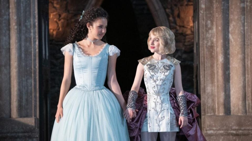 THE SCHOOL FOR GOOD AND EVIL. (L to R) Sofia Wylie as Agatha and Sophia Anne Caruso as Sophie in The School For Good And Evil. Cr. Helen Sloan/Netflix © 2022