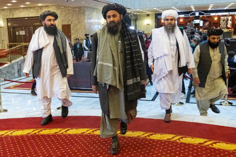 Mullah Abdul Ghani Baradar ,negociador de los talibanes, y otros miembros de la delegación asisten a la conferencia de paz afgana en Moscú, Rusia, el 18 de marzo de 2021