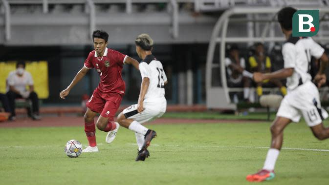 <p>Pemain Timnas Indonesia U-20, Kakang Rudianto berusaha melewati hadangan pemain Timnas Timor Leste U-20 dalam laga pertama Grup F Kualifikasi Piala Asia U-20 2023 di Stadion Gelora Bung Tomo, Surabaya (14/9/2022). (Bola.com/Ikhwan Yanuar)</p>