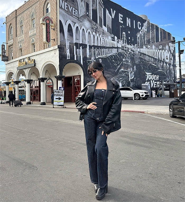 Aitana posando en una calle de Venice Beach