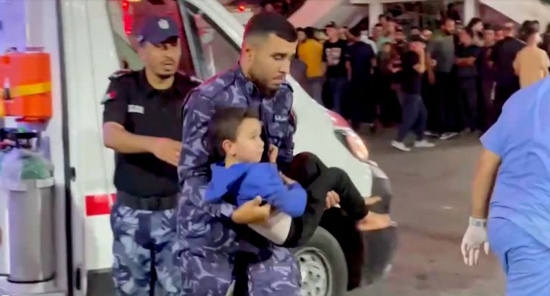 Un niño herido es trasladado a un hospital tras el ataque aéreo israelí contra un hospital.