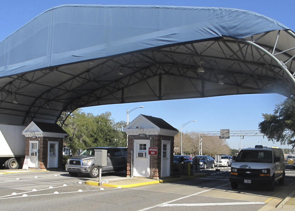 ARCHIVO - Esta foto de archivo del 29 de enro del 2016 muestra la entrada de la Base Aérea Naval en Pensacola, Florida. (AP Foto/Melissa Nelson, Archivo)