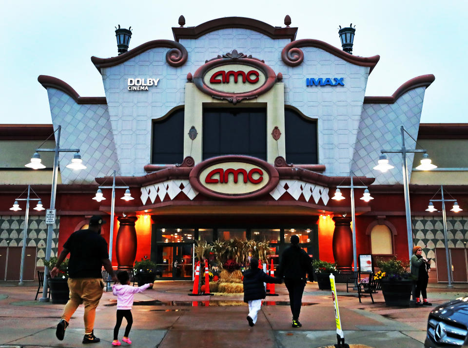 Methuen, MA - 26 oktober: De buitenkant van het AMC Methuen 20 bioscoopgebouw in The Loop, een winkel- en amusementsbestemming aan Pleasant Valley Street. (Foto door Jim Davis/The Boston Globe via Getty Images)