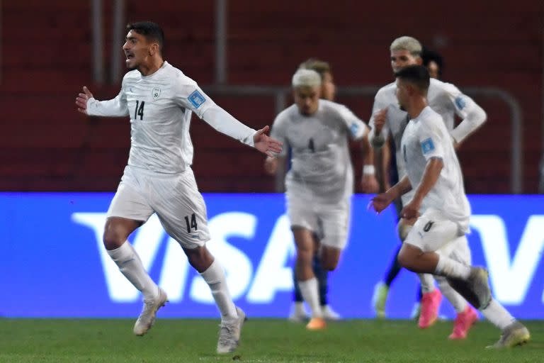 Roy Navi festeja el empate parcial ante Japón; el mediocampista juega en alto nivel en el Mundial Sub 20.