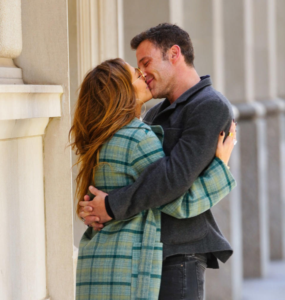 Jennifer Lopez and Ben Affleck kiss in New York City. (Photo: Gotham/GC Images)
