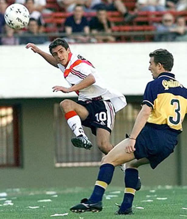 Sale el toque de Aimar que caerá por detrás de Córdoba para el primer gol de River, el 17 de octubre de 1999 en el Monumental