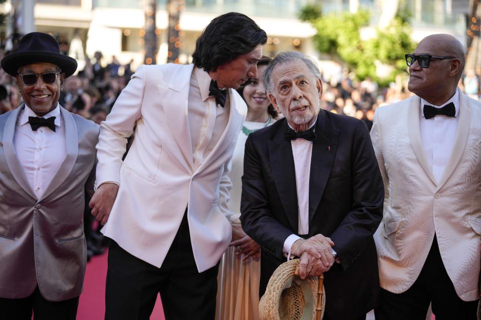 Giancarlo Esposito, de izquierda a derecha, Adam Driver, Aubrey Plaza, al fondo, el director Francis Ford Coppola, y Laurence Fishburne posan a su llegada a la premiere de la película 'Megalopolis' en la 77a edición del Festival de Cine de Cannes, en Francia, el jueves 16 de mayo de 2024. (Foto Andreea Alexandru/Invision/AP)