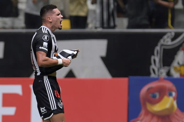 El delantero brasileño del Atlético Mineiro Paulinho celebra tras marcar durante el partido de fútbol de la fase de grupos de la Copa Libertadores contra Rosario Central de Argentina, disputado en el estadio Arena MRV de Belo Horizonte, Brasil, el 10 de abril de 2024. (DOUGLAS MAGNO)