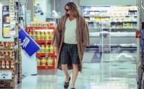 <p>So kennen ihnen Millionen Filmfans: Im Post-Hippie-Look, mit langen Haaren und Schlabberklamotten, bekämpft Jeffrey "The Dude" Lebowski mühsam eine nicht näher ausformulierte, aber unterschwellig spürbare Lebensunlust und tut das wahlweise mit Bowling oder Alkohol, um genau zu sein: dem Cocktail White Russian. Auf "The Big Lebowski"(1997) konnten sich in den 90-ern alle einigen. (Bild: ARTE / Roger Deakins NBCU)</p> 