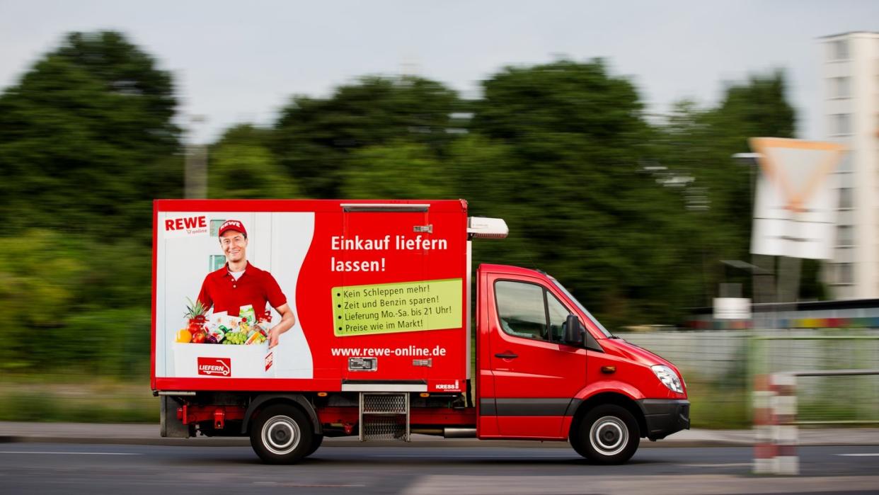 Ein Lieferwagen von Rewe Online unterwegs in Köln. Foto: Rolf Vennenbernd