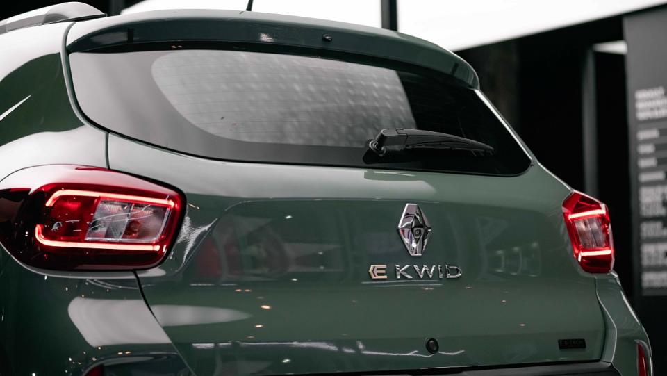 El Renault Kwid E-Tech conserva líneas similares al naftero.