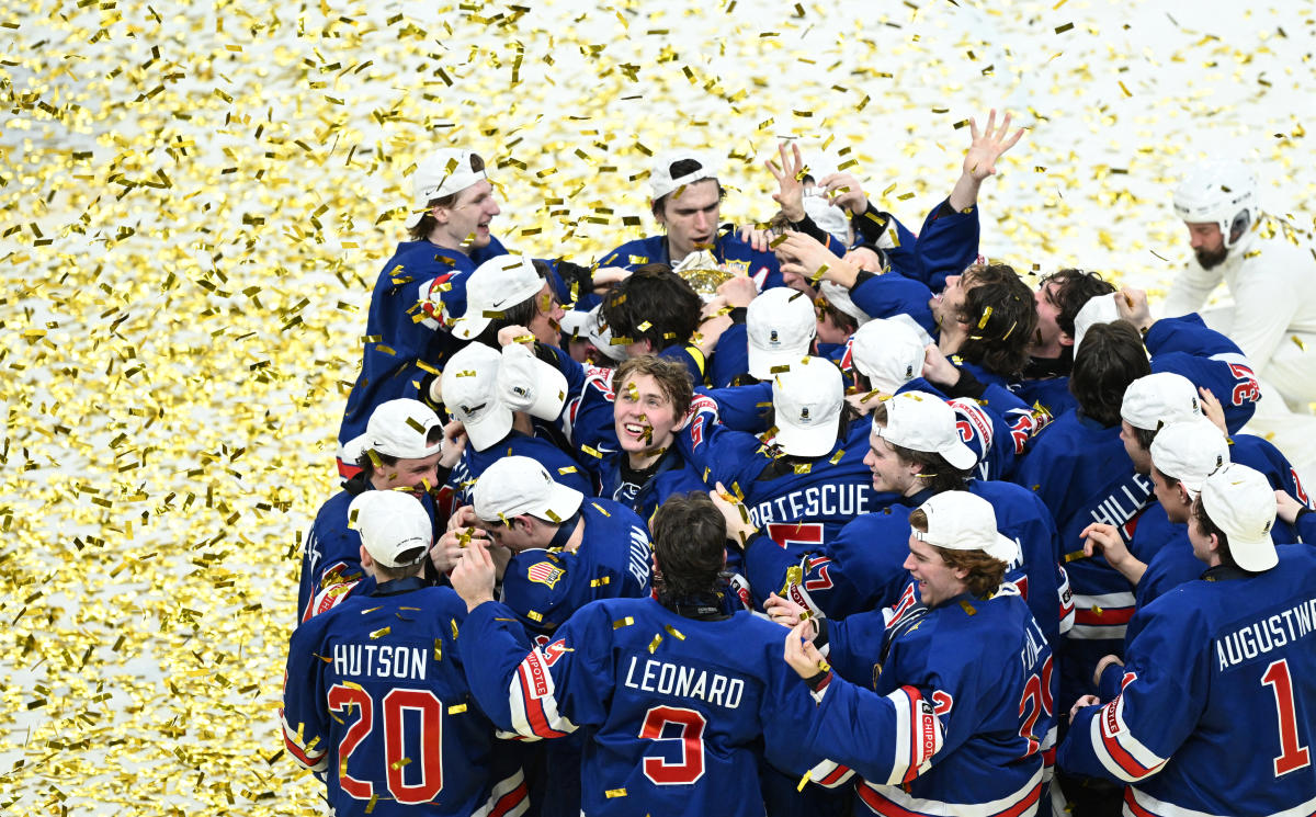 Les États-Unis battent la Suède et quatre espoirs des Blackhawks remportent l’or au Mondial junior