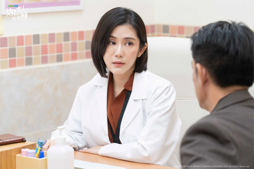 王宇婕劇中飾演外科醫生，更為柯叔元摸胸檢查。（圖／衛視中文台提供）