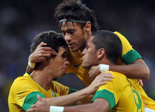 Los brasileños Oscar (I), Neymar (C) y Rómulo festejan un gol ante Corea del Sur en partido de semifinales de los Juegos de Londres-2012 en el estadio de Old Trafford, Manchester, el 7 de agosto de 2012. (AFP | paul ellis)