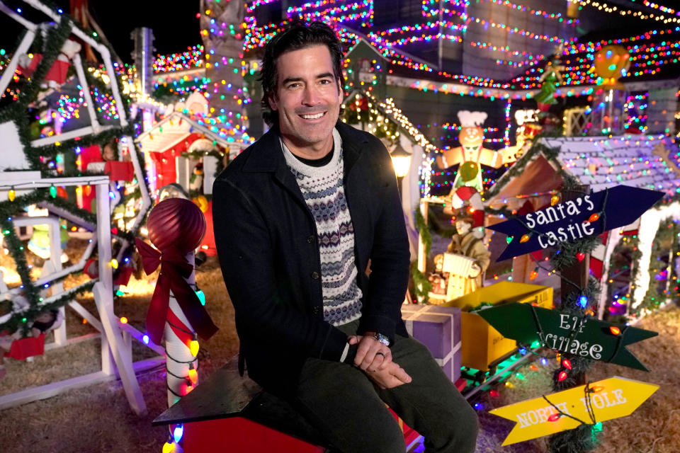 Carter Oosterhouse, co-host of ABC's <a href="https://abc.com/shows/the-great-christmas-light-fight" rel="sponsored" target="_blank" data-ylk="slk:Christmas Light Fight" class="link rapid-noclick-resp"><em>Christmas Light Fight</em></a>, and his wife, actress Amy Smart reveal their top holiday lighting hacks. (Photo: Getty)
