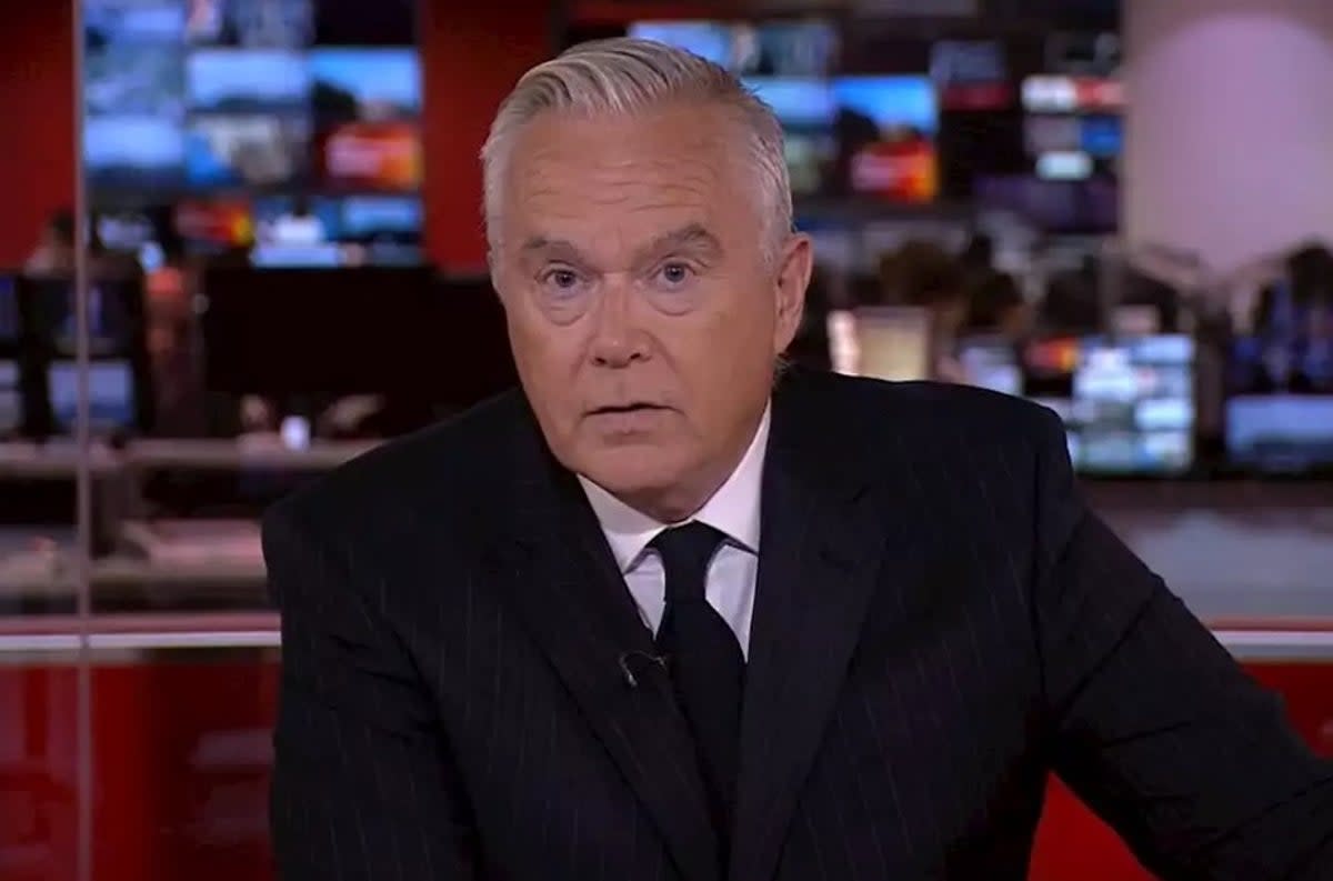 Huw Edwards presenting the news (BBC)