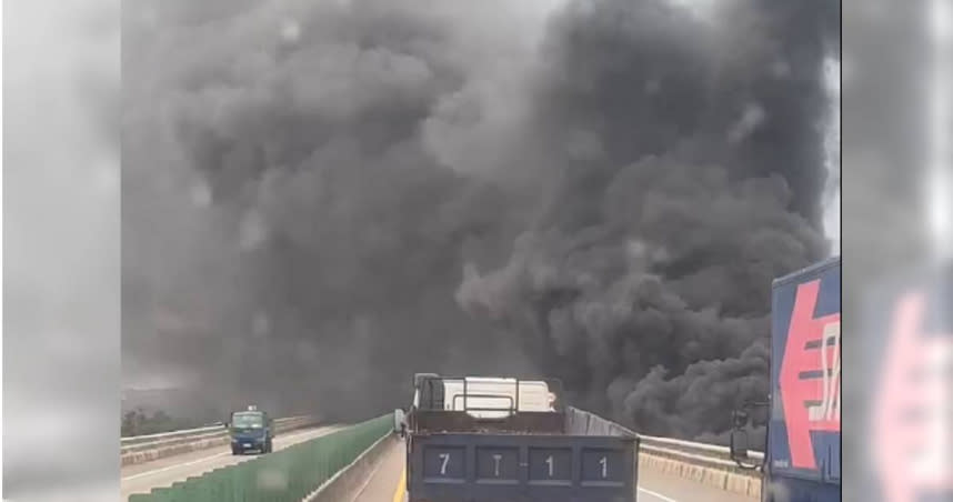 新竹縣新豐鄉台61縣56公里處7日上午10時44分有4個貨櫃起火燃燒，現場濃煙沖天。（圖／翻攝記者爆料網）