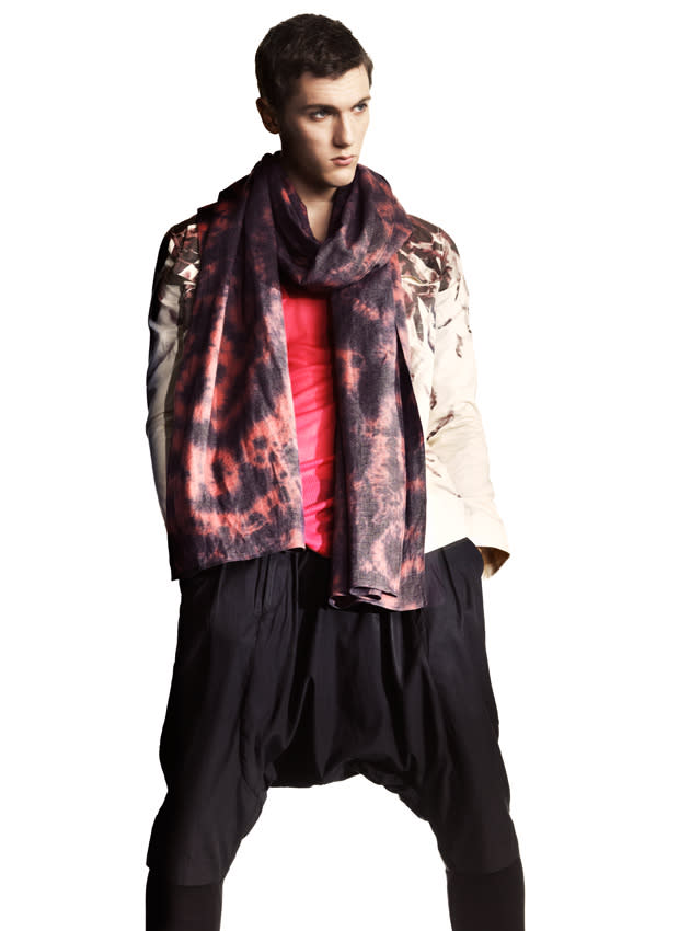 Oh lookie, our favorite harem pants. As shorts. With a tie-dye scarf. Itâ€™s like weâ€™ve died and gone to style reject heaven.