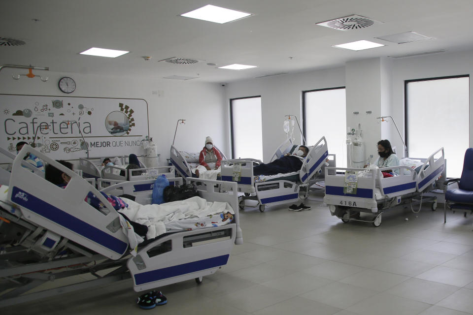 Pacientes con COVID-19 yacen en camas colocadas dentro de lo que suele ser la cafetería del Hospital del Seguro Social en Quito, Ecuador, el jueves 22 de abril de 2021. (AP Foto/Dolores Ochoa)