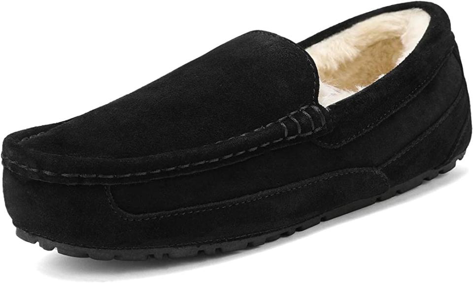 DREAM PAIRS Men's Suede Faux Fur Moccasin Slippers. Image via Amazon.