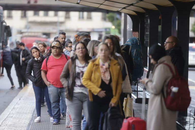 Muchos pasajeros desconocían si las líneas que debían tomar funcionaban 