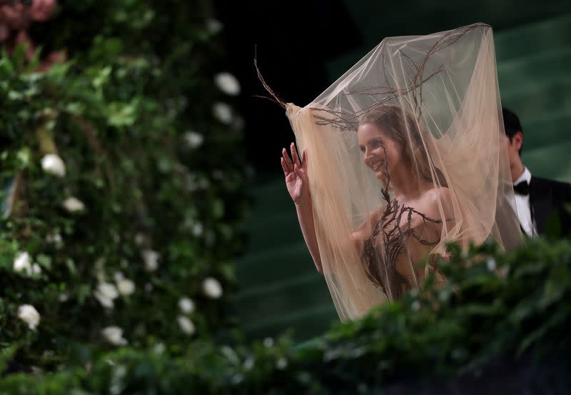 Lana del Rey posa en la Met Gala, una gala anual de recaudación de fondos celebrada en beneficio del Instituto del Traje del Museo Metropolitano de Arte con el tema de este año "Bellas Durmientes: Despertar de la moda" en Nueva York, Estados Unidos