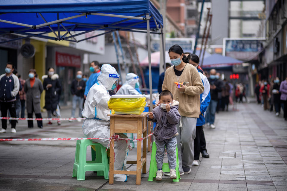 <p>Otra ciudad en la que el coronavirus ha resurgido es Chongqing, que registró este 22 de noviembre más de 6.000 casos en una población de 30 millones de habitantes. No obstante, tampoco se ha aplicado un cierre total, como ocurrió hace unos meses en Shanghái, Xian o Wuhan. (Foto: VCG / Getty Images).</p> 