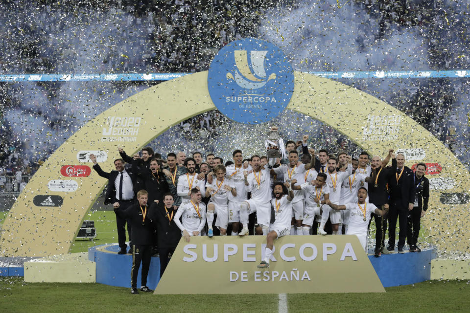 Sergio Ramos levanta el trofeo de campeón de la Supercopa de España después de que el Real Madrid superó en penales al Atlético de Madrid en el duelo que se realizó el domingo 12 de enero del 2020 en Yeda, Arabia Saudita. (AP Photo/Hassan Ammar)