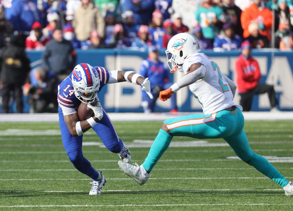 Stefon Diggs makes a catch against the Dolphins.