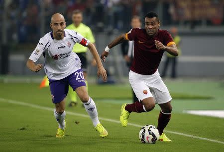 AS Roma's Ashley Cole (R) challenges Fiorentina's Borja Valero during their Italian Serie A soccer match at the Olympic stadium in Rome August 30, 2014. REUTERS/Max Rossi