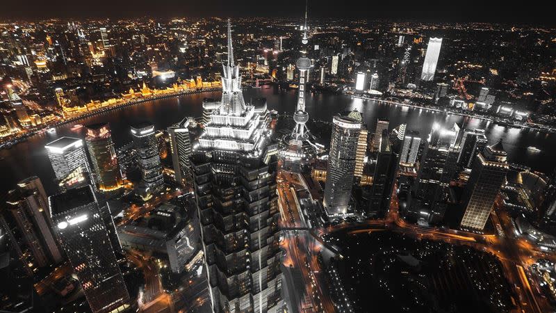 中國近年瘋蓋摩天大樓，圖為上海一景。（圖／取自pixabay）