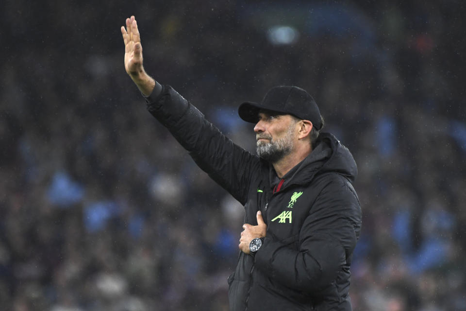 El técnico del Liverpool saluda a los seguidores al final del encuentro de la Liga Premier ante el Aston Villa el lunes 13 de mayo del 2024. (AP Foto/Rui Vieira)