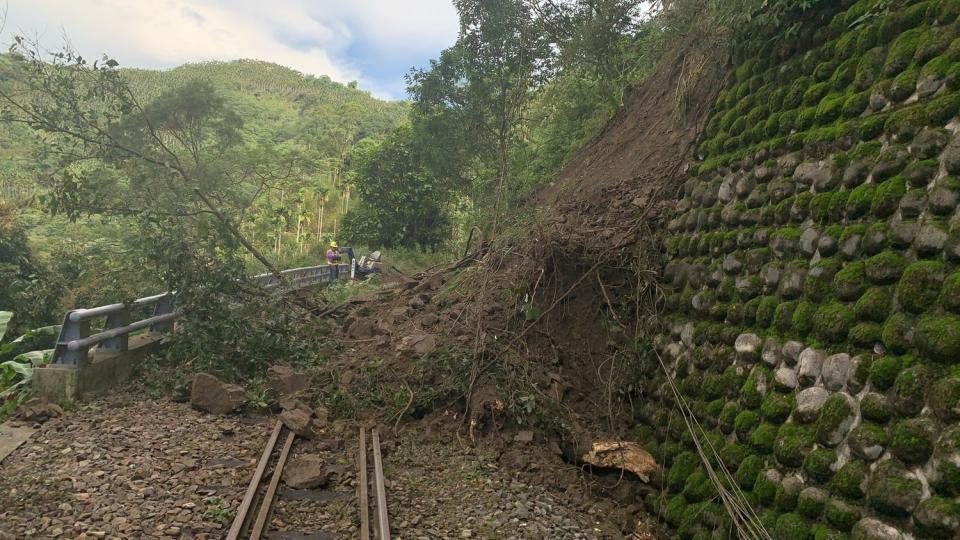 阿里山林業鐵路獨立山車站附近邊坡土石滑落，今天暫停通行。   圖/阿里山林業鐵路及文化資產管理處提供