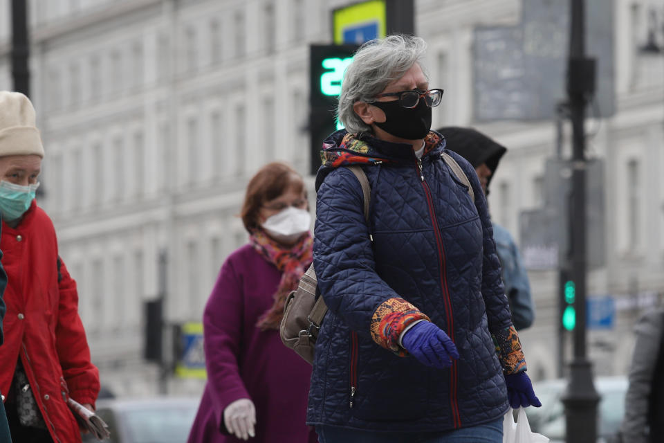  A woman wearing a face mask as a precaution, crosses the street during the covid 19 pandemic. Russian President, Vladimir Putin extends off-work days till 11 May as at least 93 558 confirmed cases and 867 death by the corona virus disease have been recorded in Russia. (Photo by Sergei Mikhailichenko / SOPA Images/Sipa USA) 