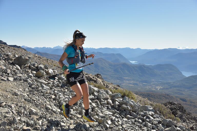 Julia Martino resultó sexta en la clasificación general femenina de las 100 millas y primera en su categoría; los protagonistas están agrupados por rangos de edad en la tabla de resultados.