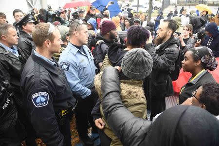 Police officers and demonstrators have a standoff in front of a north Minneapolis police precinct during a protest in response of Sunday's shooting death of Jamar Clark by police officers in Minneapolis, Minnesota November 18, 2015. REUTERS/Craig Lassig