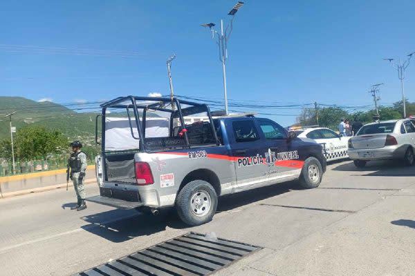 fuerzas de seguridad atienden el reporte de tres personas asesinadas en un taxi en chilpancingo, guerrero