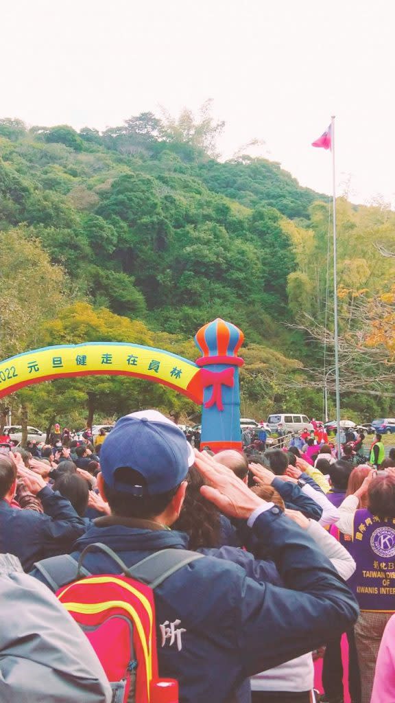 彰化縣慶祝一一一年元旦升旗典禮暨健走活動，在員林藤山步道舉行。（記者吳東興攝）