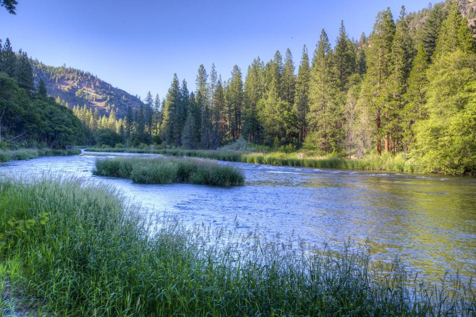 The Klamath River runs from Oregon’s high desert interior through the Cascades and the Klamath Mountains, entering the Pacific Ocean in Northern California. <a href="https://flic.kr/p/WBCmEX" rel="nofollow noopener" target="_blank" data-ylk="slk:Bob Wick, BLM/Flickr;elm:context_link;itc:0;sec:content-canvas" class="link ">Bob Wick, BLM/Flickr</a>, <a href="http://creativecommons.org/licenses/by/4.0/" rel="nofollow noopener" target="_blank" data-ylk="slk:CC BY;elm:context_link;itc:0;sec:content-canvas" class="link ">CC BY</a>