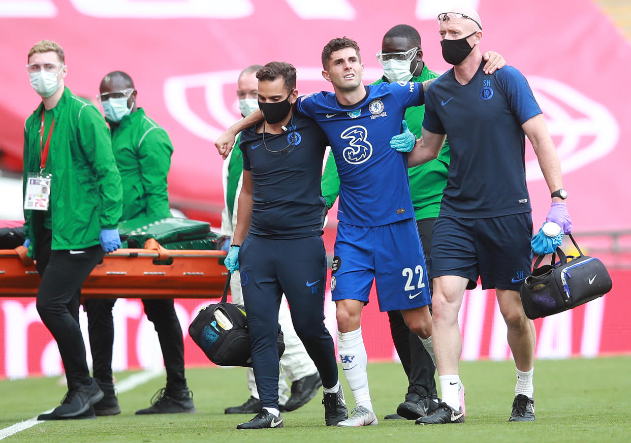 Chelsea's US midfielder Christian Pulisic (3R) leaves the pitch injured during the English FA Cup final football match between Arsenal and Chelsea at Wembley Stadium in London, on August 1, 2020. (Photo by Adam Davy / POOL / AFP) / NOT FOR MARKETING OR ADVERTISING USE / RESTRICTED TO EDITORIAL USE (Photo by ADAM DAVY/POOL/AFP via Getty Images)