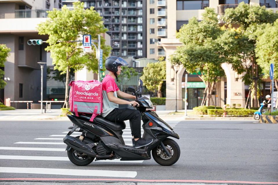 經濟部商業司11日公布第三波補助餐飲外送服務方案審查通過的外送平台名單，兩大著名外送平台foodpanda（空腹熊貓）與UberEats仍未入列。（外送員示意圖）   圖：foodpanda提供