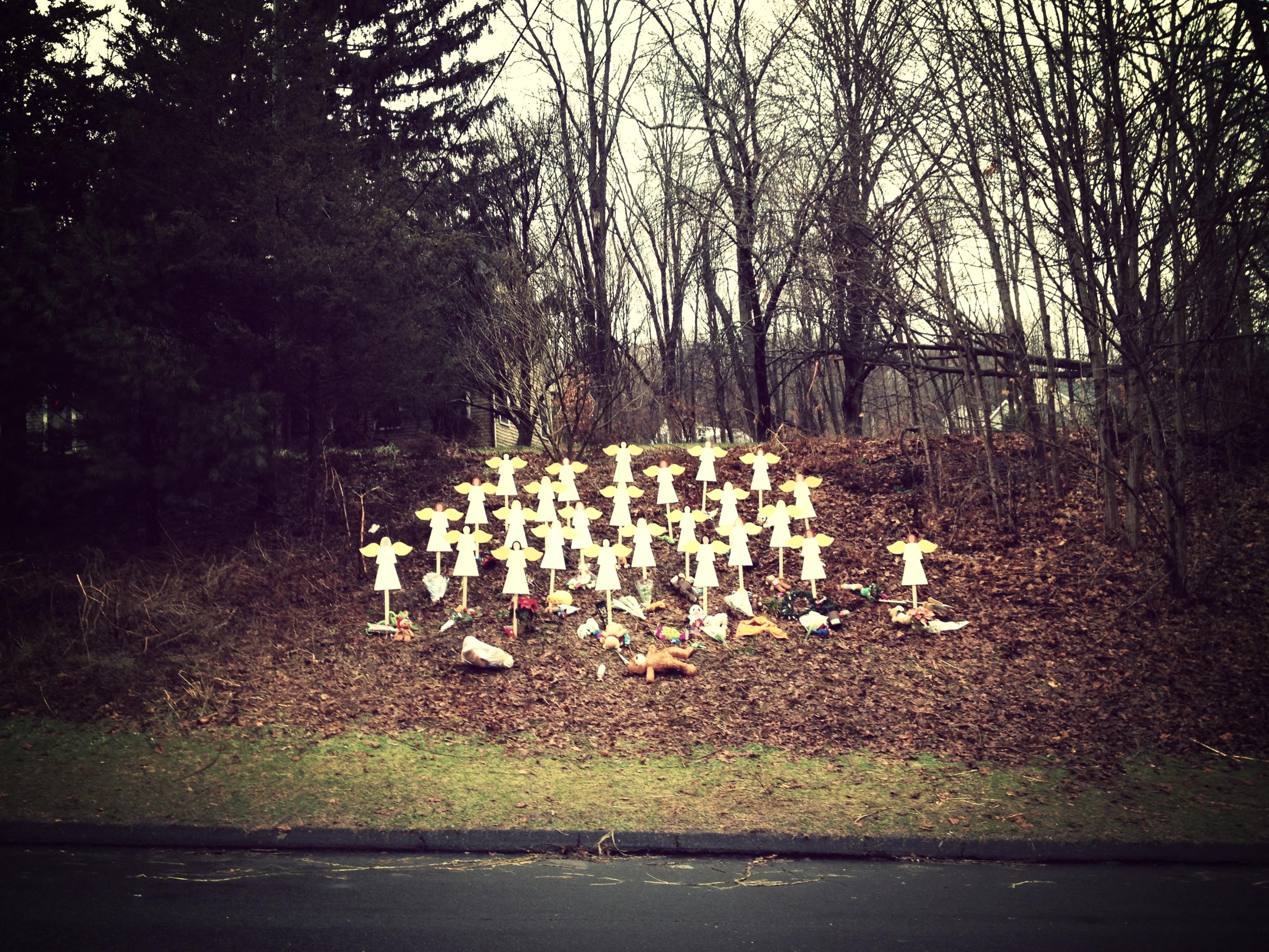 A makeshift memorial is seen in Newtown, Conn., Dec. 15, 2012. (Yahoo News/Dylan Stableford)