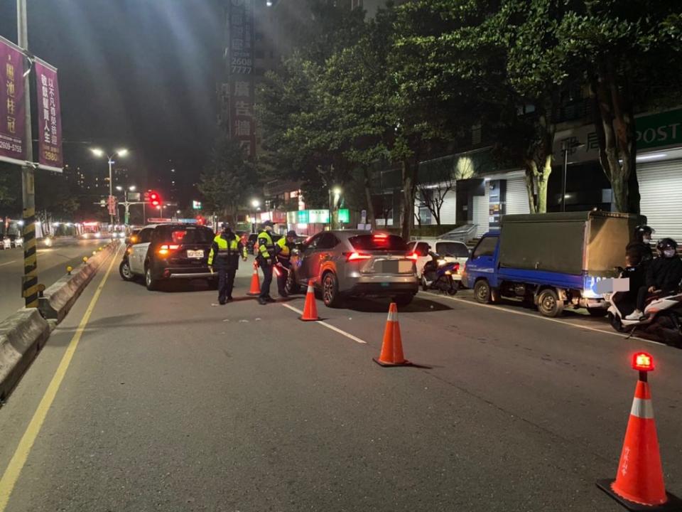 林口警分局於15日晚上22時起，擇定林口及泰山區治安要點及重要路口等處，規劃區域性擴大臨檢及擴大路檢勤務。（林口警分局提供）