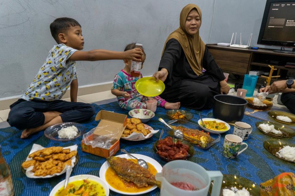 A Muslim family breaks fast during the fasting month of Ramadan in Kajang March 17, 2024. — Picture by Shafwan Zaidon