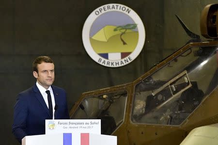 French President Emmanuel Macron addresses French troops in Africa's Sahel region in Gao, northern Mali, 19 May 2017. REUTERS/Christophe Petit Tesson/Pool